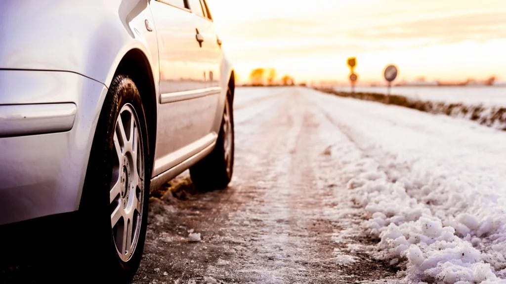 A la hora de viajar en auto a lugares de bajas temperaturas, es importante tener en cuenta algunas recomendaciones (Shutterstock)