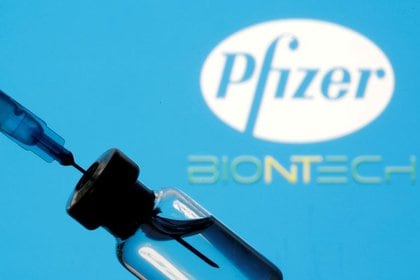 File photo of a syringe and vial next to the Pfizer and BioNTech logo Jan 11, 2021. REUTERS / Dado Ruvic