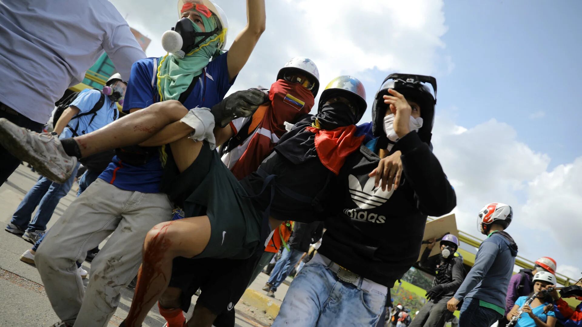 Los manifestantes son, casi a diario, reprimidos ferozmente por las fuerzas chavistas. (Reuters)