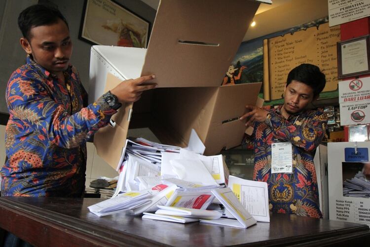 Miembos del personal electoral durante el recuento de votos en Surabaya, en la provincia de Java Oriental (Antara Foto/Didik Suhartono/ via REUTERS)