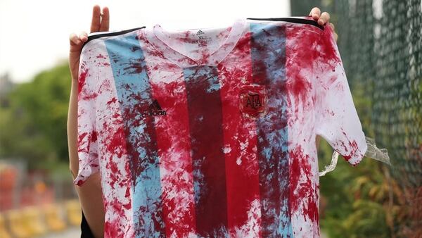 La camiseta de argentina manchada con “sangre” con la que recibieron a la Selección en Barcelona