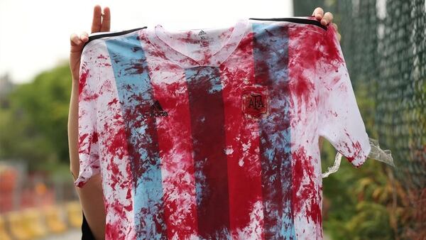 La camiseta de argentina manchada con âsangreâ con la que recibieron a la SelecciÃ³n en Barcelona