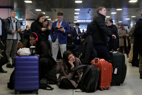 Personas esperan una estación de tren en Pensilvania luego que los trenes fueran cancelados. (REUTERS/Andrew Kelly)