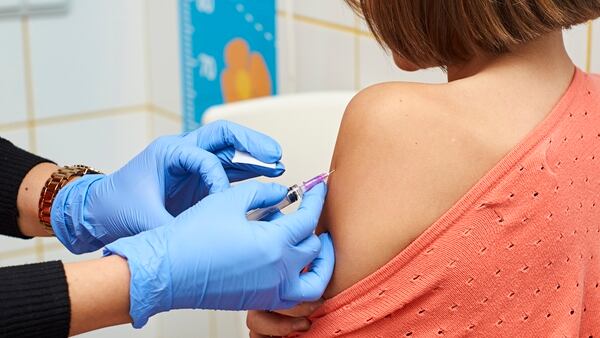 Ninos y niñas a partir de los 11 años deberían aplicarse la vacuna contra el VPH(Getty Images)