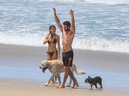 Liam Hemsworth y Gabriella Brooks disfrutaron de un día de playa. La pareja caminó por la orilla y lo hicieron acompañados por sus perros (Fotos: The Grosby Group)