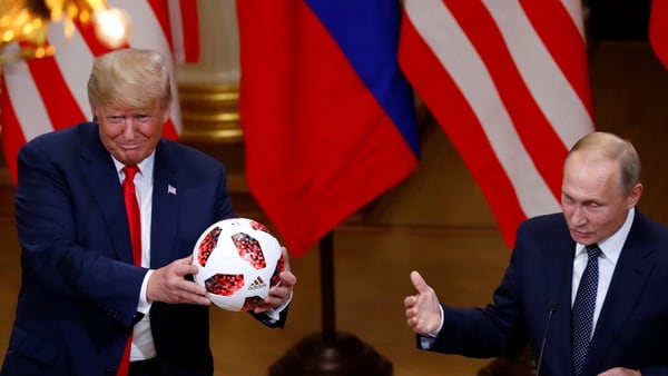 Vladimir Putin le entrega la pelota del Mundial a Donald Trump