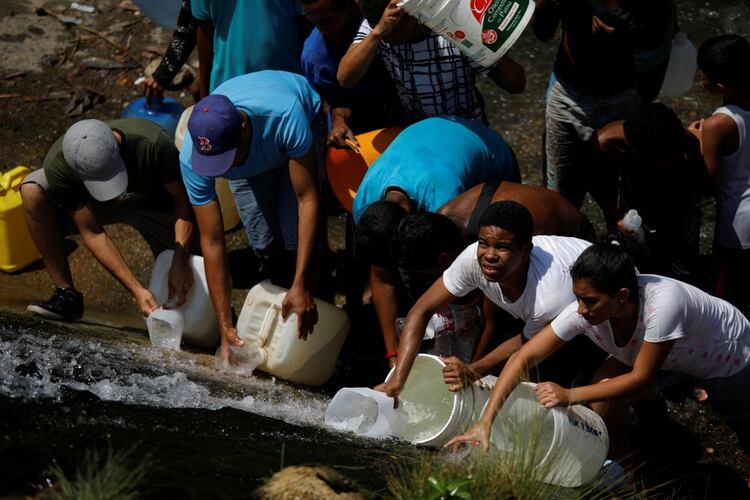 Habitantes de Caracas tratan de conseguir agua en el rÃ­o Guaire (REUTERS/Carlos Garcia Rawlins)