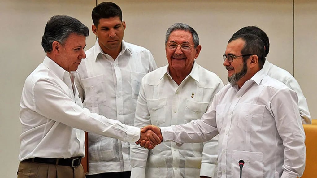Juan Manuel Santos, Timochenko y Raúl Castro