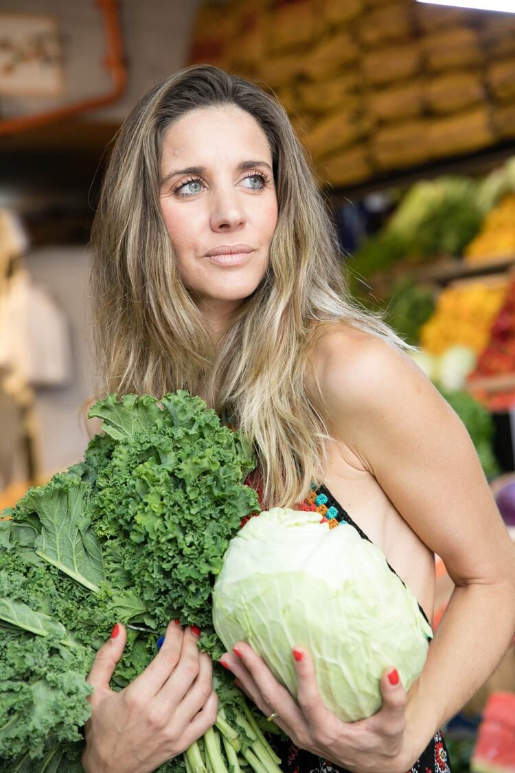 La doctora Viviana Battán es médica cirujana de la Universidad Nacional de Córdoba, y tiene un posgrado en medicina estética y reparadora en Aicer Buenos Aires y un posgrado de nutrición y medicina ayurveda en el instituto Prema. Es a su vez modelo y cuenta con más de 20 años de experiencia en el mundo de la moda (Antonela Acosta Sigismundi @tatusigis)