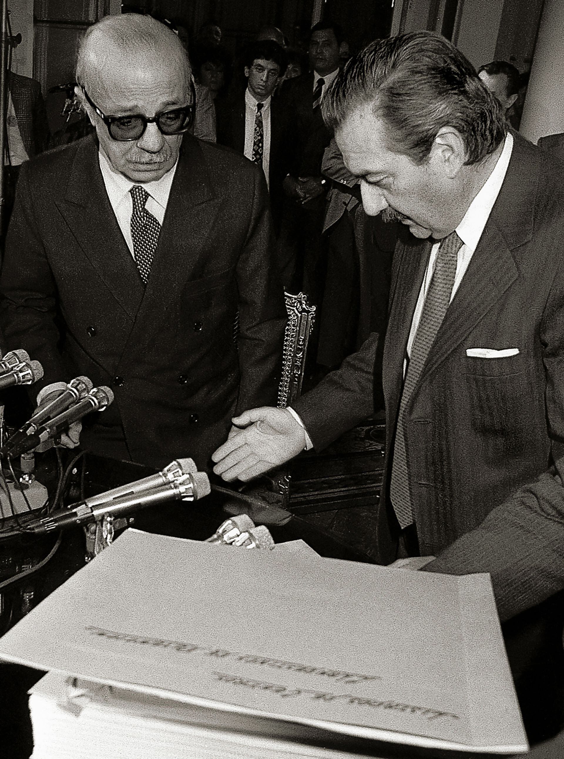 Alfonsín, aquí junto a Ernesto Sábato, creó la CONADEP. Fotos: Victor Bugge - Presidencia de la Nación 