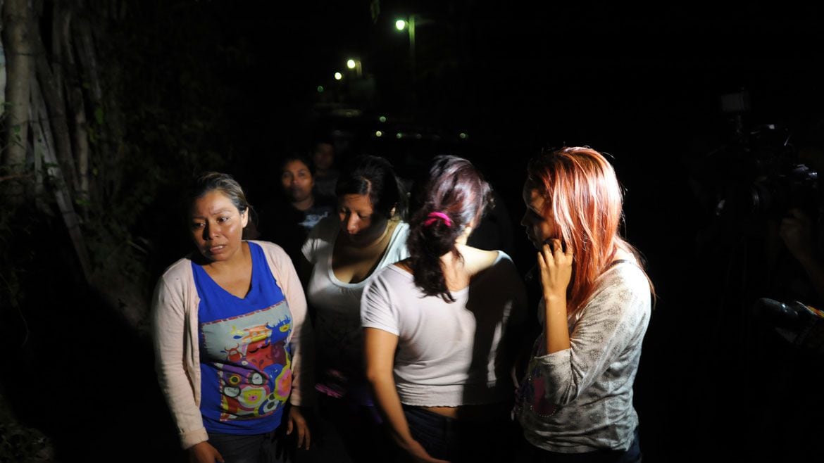 Familiares de presos salvadoreños buscan información en una de las cárceles del país.