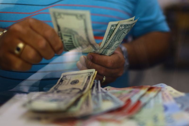 En promedio, el dólar en las casas de cambio de Colombia se adquiere a $3.710 y se vende a $3.850 - crédito José Luis González/Reuters