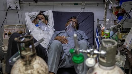 Patients suffering from the coronavirus disease (COVID-19) get treatment at the casualty ward in Lok Nayak Jai Prakash (LNJP) hospital, amidst the spread of the disease in New Delhi, India April 15, 2021. REUTERS/Danish Siddiqui