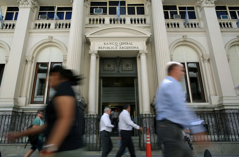 Al Banco Central cada vez se le hace más difícil intervenir. REUTERS/Agustin Marcarian