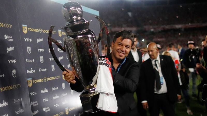 Marcelo Gallardo, con el trofeo de la Liga profesional (REUTERS/Agustin Marcarian)