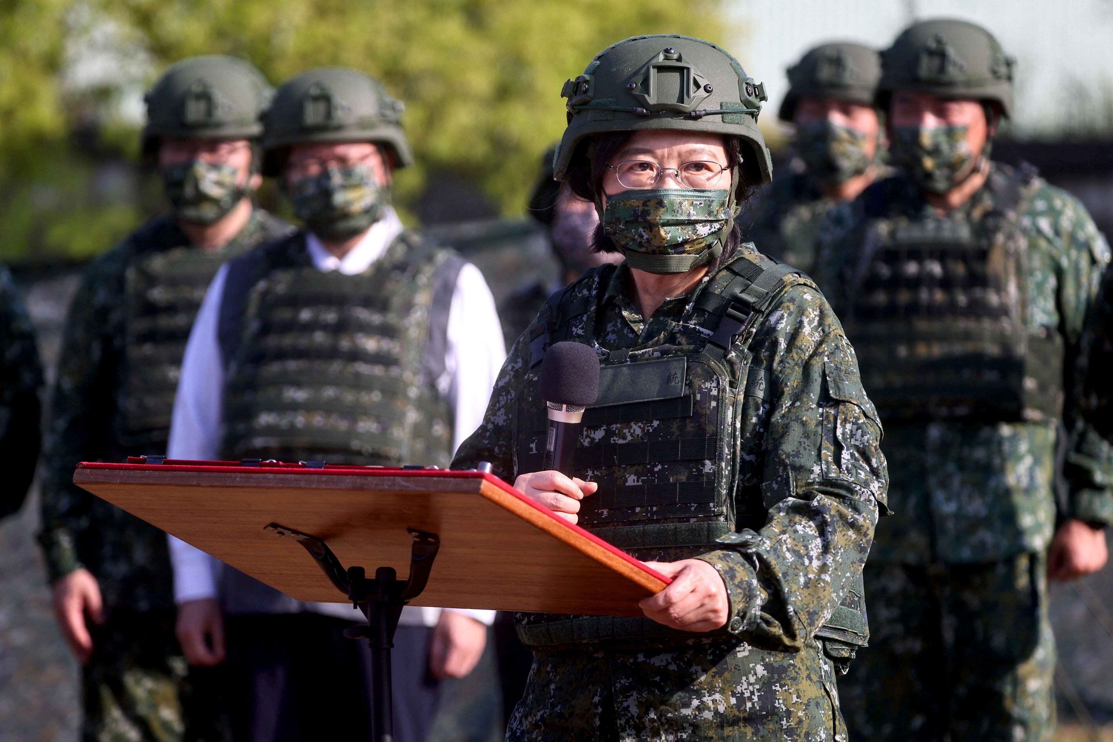 La presidenta de Taiwán, Tsai Ing-wen, visita a reservistas (Reuters)