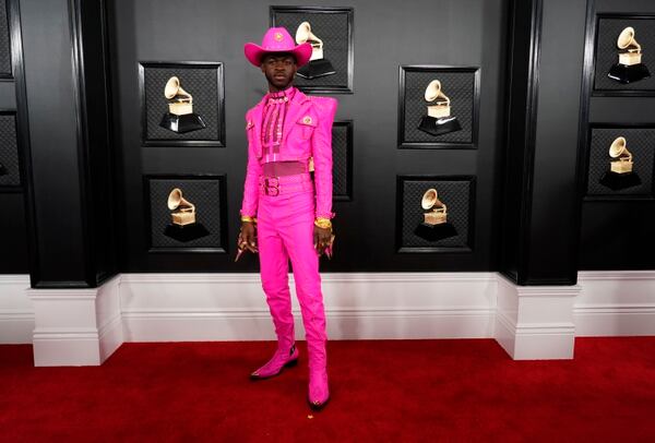 Lil Nas X - Se lució en Total Look rosa estilo cowboy muy jugado de Versace, opinó Gaby Gurmandi a Infobae