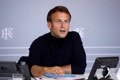 El Presidente francés Emmanuel Macron asiste a una videoconferencia con las autoridades locales de los territorios de La Reunión, Mayotte y San Pedro y Miquelón en el Palacio del Elíseo en París, el 30 de abril de 2020. (Yoan Valat/Pool vía REUTERS)