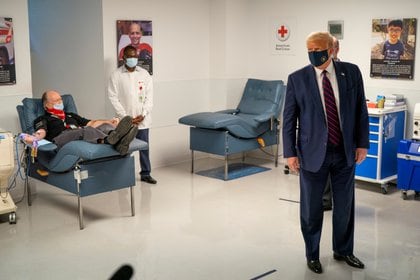 El presidente de los Estados Unidos Donald Trump acompaña a un paciente que dona plasma en la sede nacional de la Cruz Roja Americana en Washington, EE.UU., el 30 de julio de 2020. REUTERS/Doug Mills/Pool