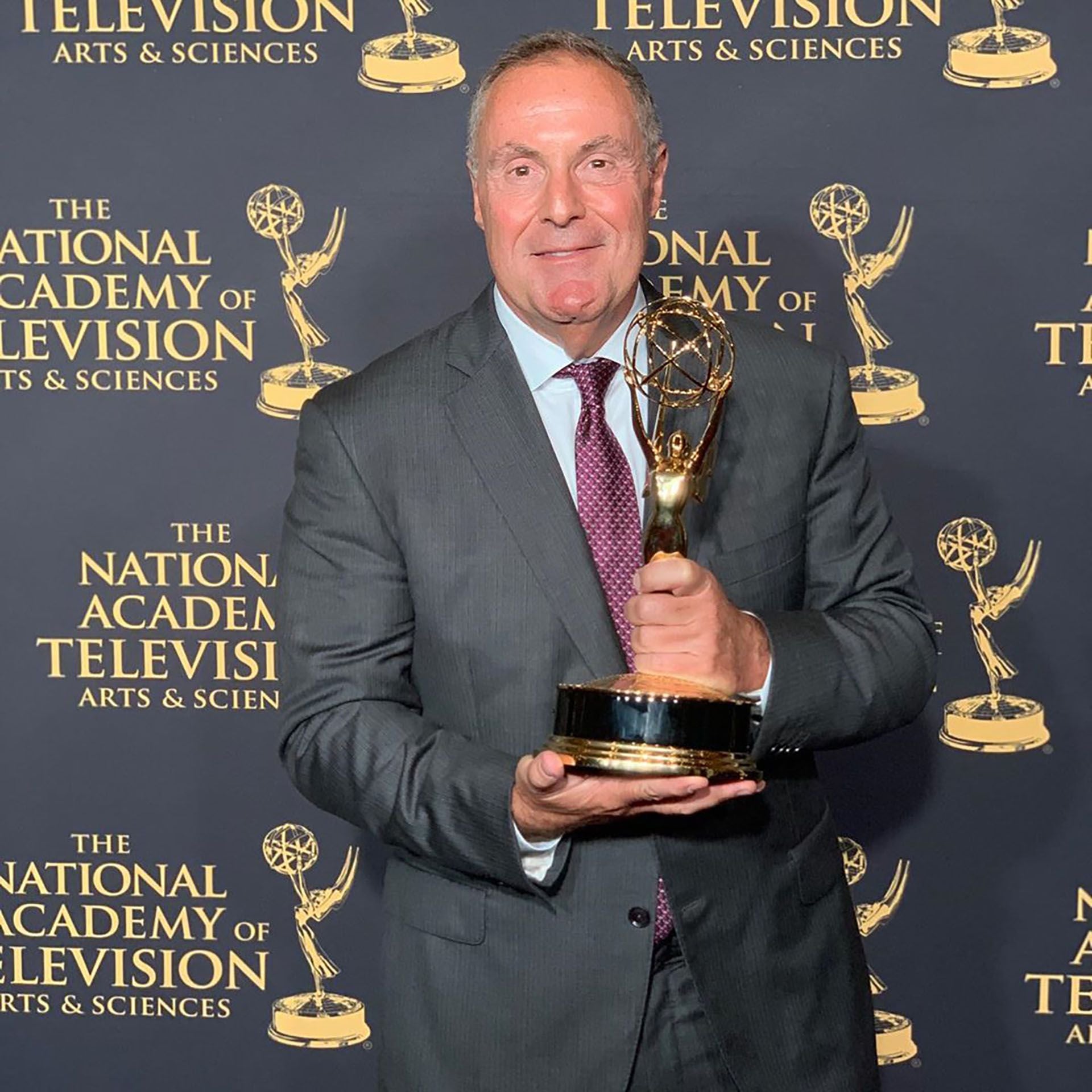 Cantor con uno de sus cinco premios Emmy