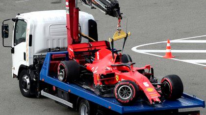 Así se llevaron la Ferrari de Vettel después del accidente (Photo by Pavel Golovkin / POOL / AFP)