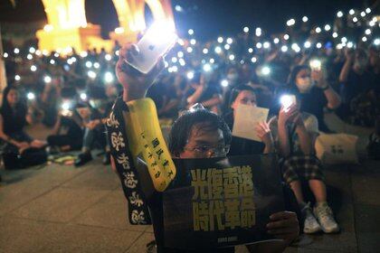 Partidarios del movimiento antigubernamental de Hong Kong reunidos en la Plaza de la Libertad para conmemorar el primer aniversario del inicio de las protestas en Hong Kong, en Taipei, Taiwán, el 13 de junio de 2020
