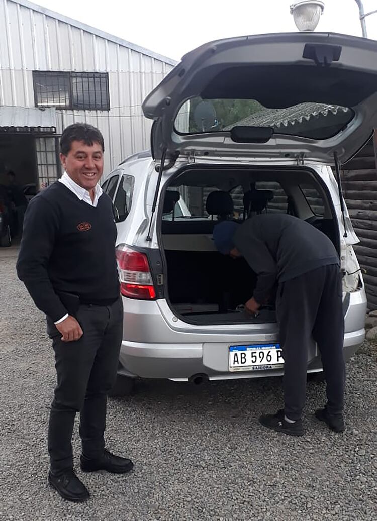 Darío Lezcano trabaja desde hace más de 20 años en Dacar Rent: un local de alquiler de autos en Bariloche. “Veníamos de hacer una muy buena temporada de verano, con alta demanda de alquiler de autos y, el 16 de marzo, tuvimos que bajar la persiana y reintegrar todas las reservas que teníamos pactadas para Semana Santa”, cuenta a Infobae. 