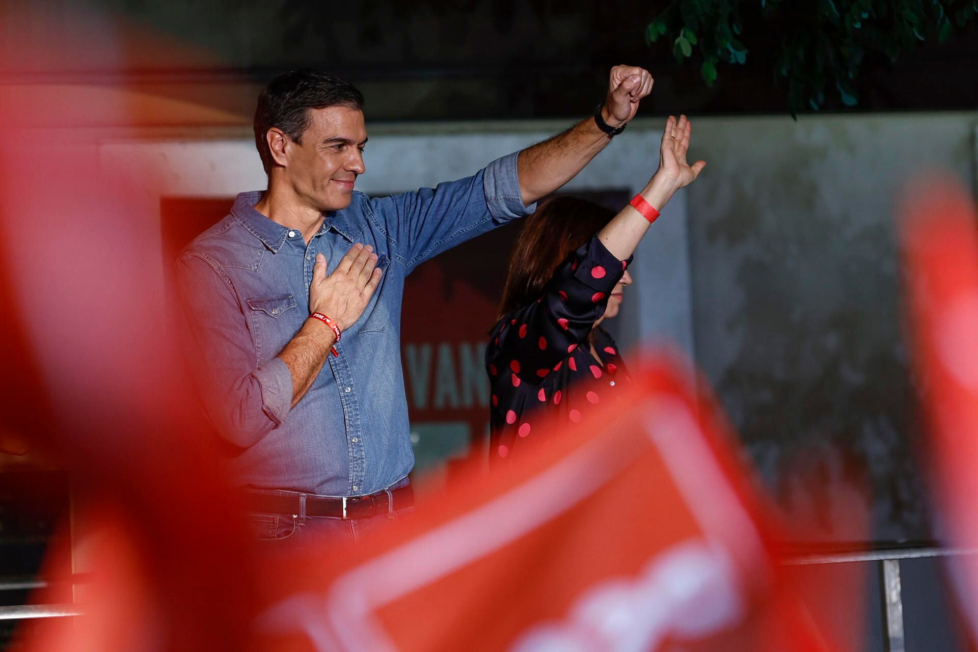 El presidente del Gobierno y líder del PSOE, Pedro Sánchez, saluda a los militantes y simpatizantes socialistas que han acudido a la sede del PSOE (EFE/Rodrigo Jiménez)