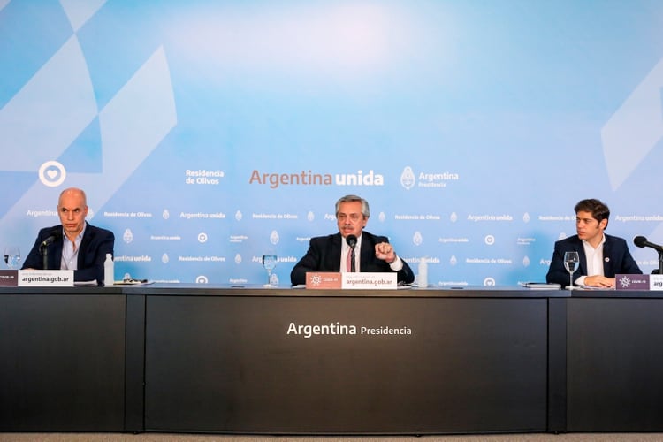 Fotografía cedida por la Presidencia de Argentina que muestra al mandatario de la nación, Alberto Fernández (c), durante una rueda de prensa junto al alcalde de Buenos Aires, Horacio Rodríguez Larreta (i), y el gobernador de la provincia bonaerense, Axel Kicillof (d), este jueves, en Buenos Aires (Argentina). EFE/ Presidencia Argentina 