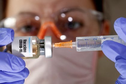 Científicos de todo el mundo buscan en una vacuna la solución a la pandemia desatada - REUTERS/Dado Ruvic/Illustration/File Photo