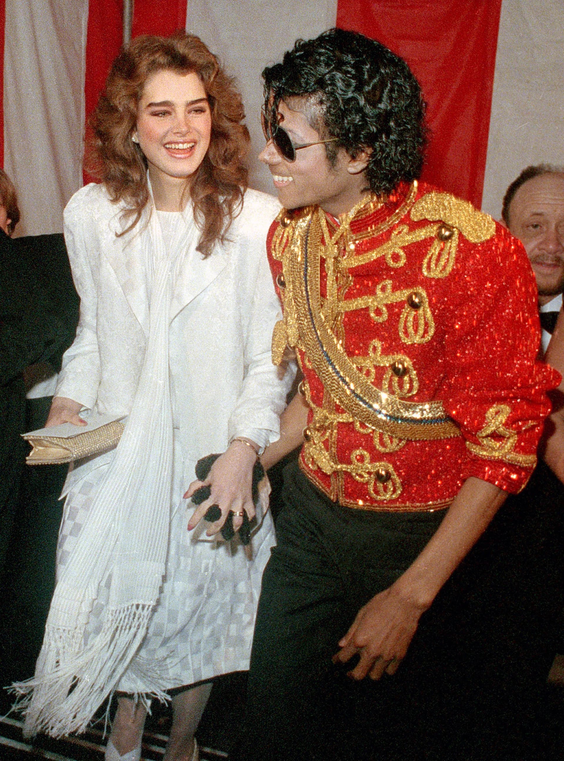 La actriz Brooke Shields y Michael Jackson, muy sonrientes, en su llegada a la 11° entrega de los American Music Awards en Los Angeles (Junio de 1984)