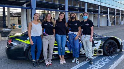 La prueba en La Plata. A la izquierda está Estefania Onorio, la ingeniera del equipo (Vitarti Girl's Team).