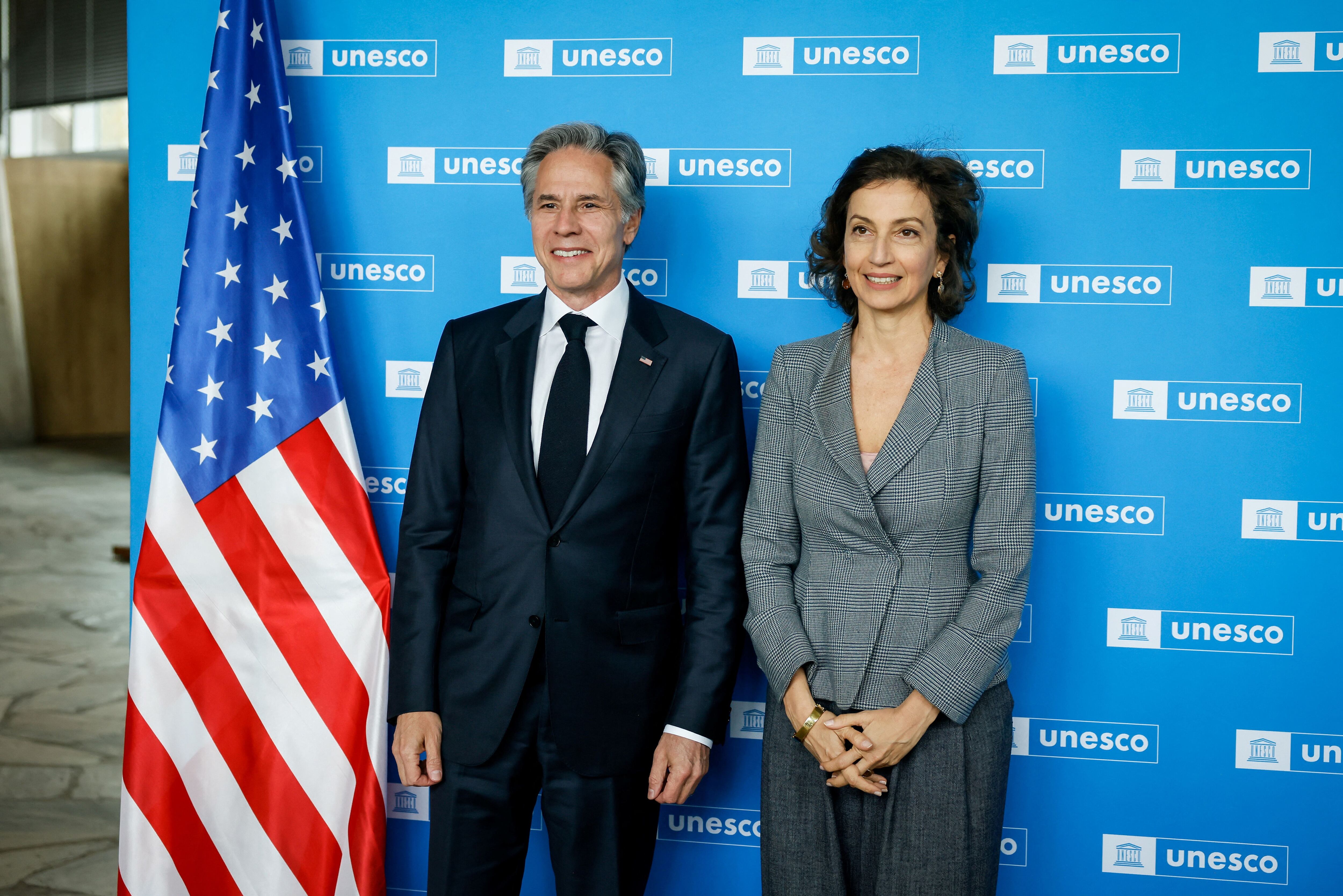 El Secretario de Estado de los Estados Unidos, Antony Blinken, y la Directora General de la UNESCO, Audrey Azoulay, posan para una foto en la sede de la UNESCO en París, Francia, el 2 de abril de 2024. Thomas Padilla/Pool vía REUTERS
