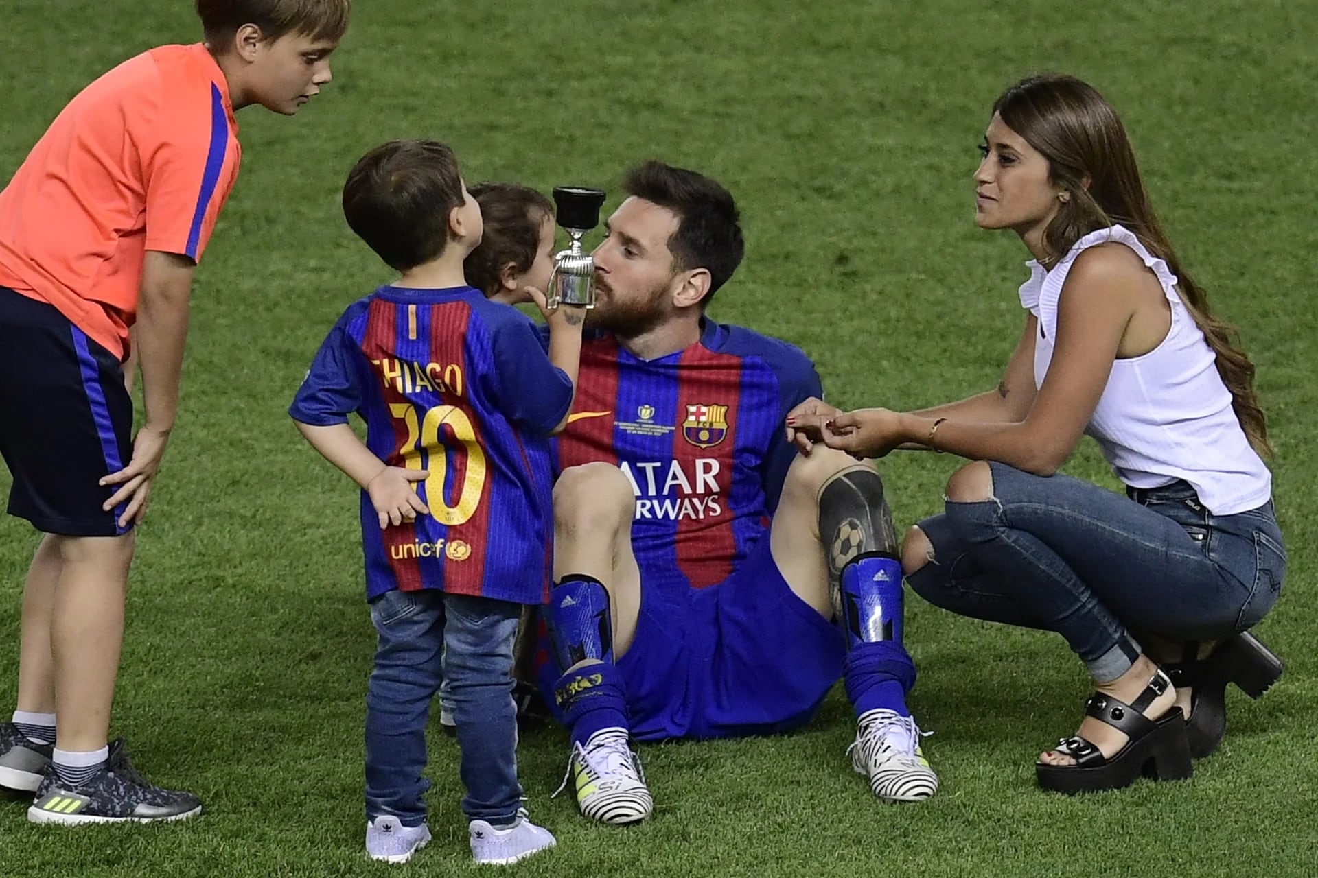 Mateo Messi llega hasta Lionel, quien lo recibe con un beso mientras Antonella Roccuzzo observa la escena en el último partido disputado en el estadio Vicente Calderón