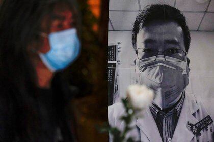 Personas homenajeando al médico en Hong Kong (REUTERS/Tyrone Siu/Archivo)