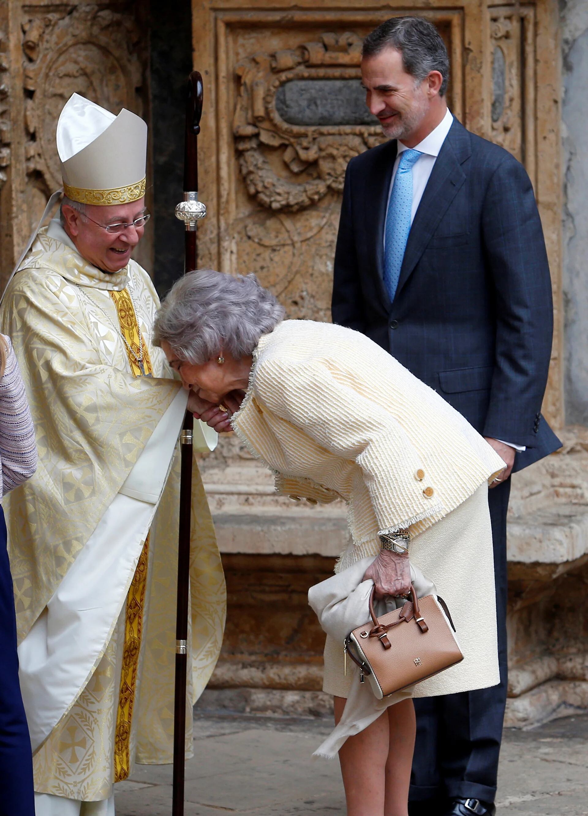 El respetuoso saludo de la reina emérita Sofía a uno de los religiosos que participó de la misa
