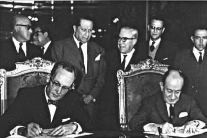 El embajador de Estados Unidos en México, Thomas C. Mann (izquierda) y el Secretario de Relaciones Exteriores de México, Manuel Tello Baurraud (derecha) firman el Tratado del Chamizal en la Ciudad de México el 29 de agosto de 1963 Foto: (Wikipedia Commons)
