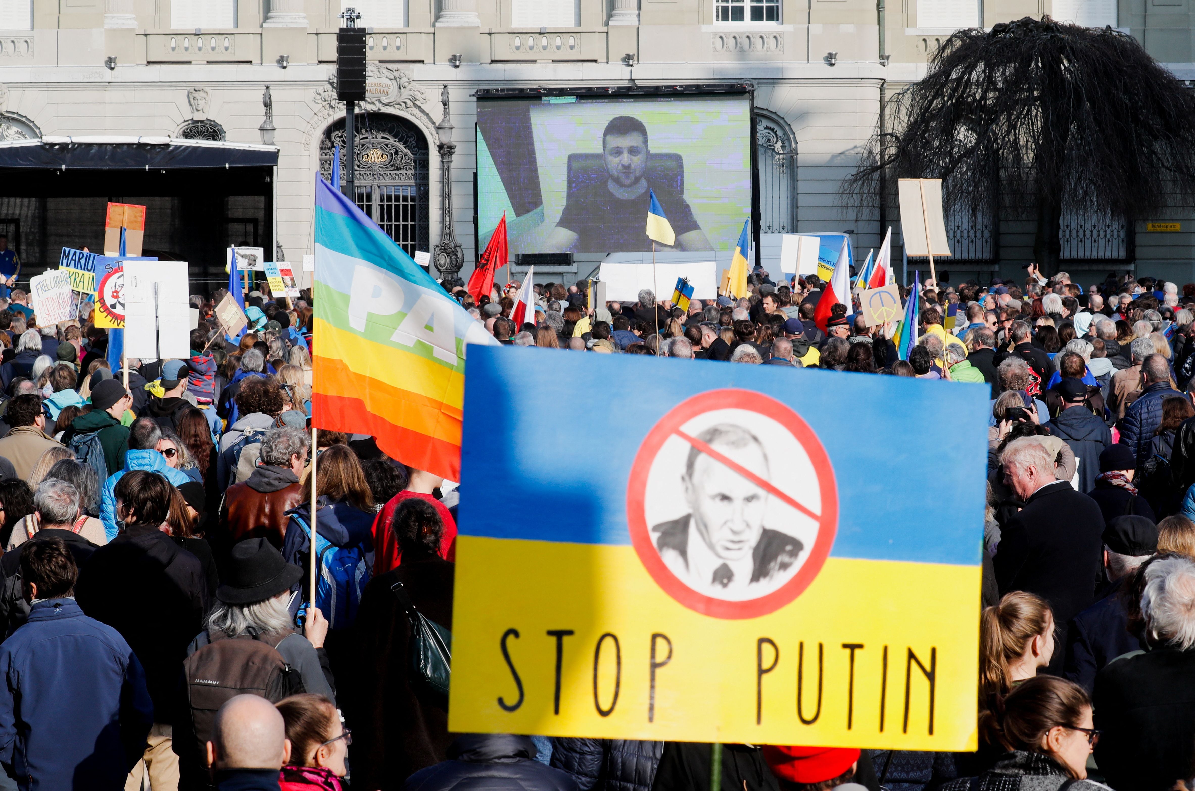 El presidente ucraniano Volodimir Zelensky habla ante una manifestación contra la guerra en Berna, Suiza (REUTERS/Arnd Wiegmann)