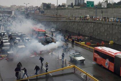 La policía reprime a los manifestantes para liberar una autopista en Teherán (Reuters/WANA)