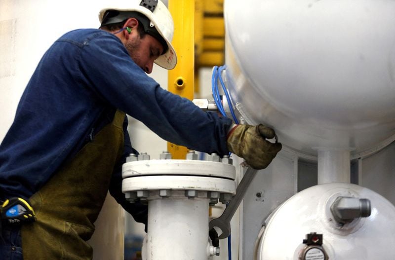Foto de archivo: un trabajador realiza un ajuste en un módulo de almacenamiento de gas natural comprimido en Buenos Aires, Argentina. 24 oct, 2017. REUTERS/Marcos Brindicci
