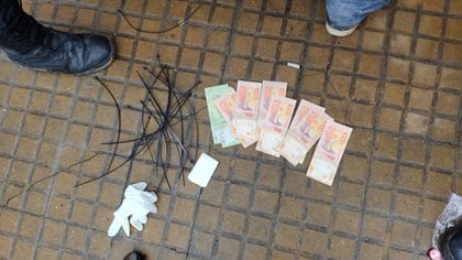 El botín del robo: 8 mil pesos en efectivo 