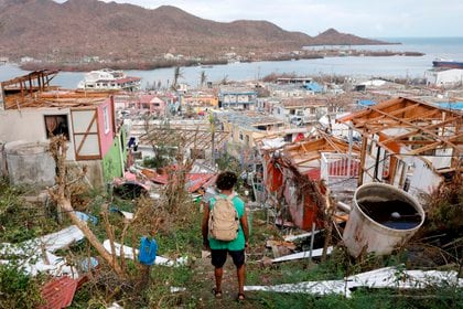 Un hombre observa las casas destruidas y los escombros que dejó el paso del huracán Iota, en la isla de Providencia, Archipiélago de San Andrés (Colombia). EFE/ Mauricio Dueñas Castañeda/Archivo
