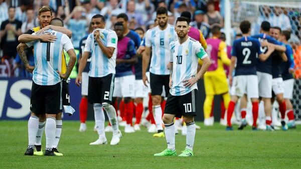 La desazón de los jugadores argentinos y la alegría de los franceses (REUTERS/Michael Dalder)