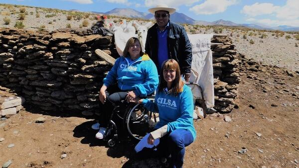 Silvia Carranza en su labor diaria entrega sillas de ruedas gratuitas