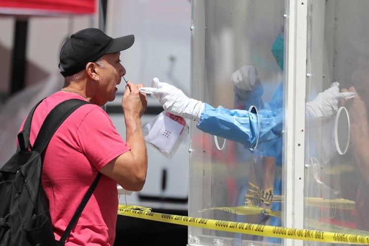 Un hombre es examinado para detectar si contrajo coronavirus en una estación de pruebas del departamento de bomberos de Los Ángeles (Reuters)