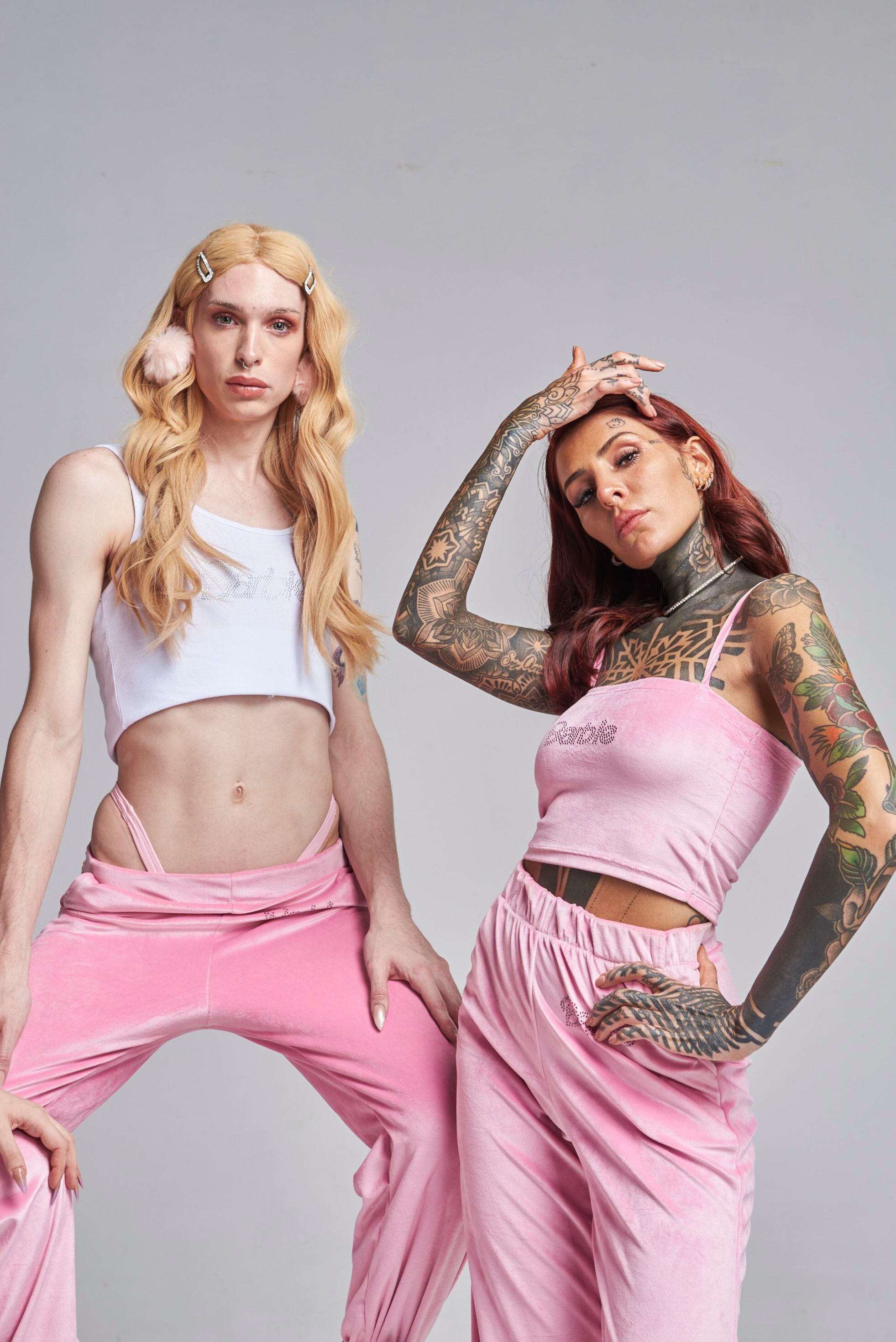 Cande Tinelli con un conjunto de jogging junto a Victoria Greenville, más conocida en redes como lachicadelguego___ (Foto: Phresh.x)