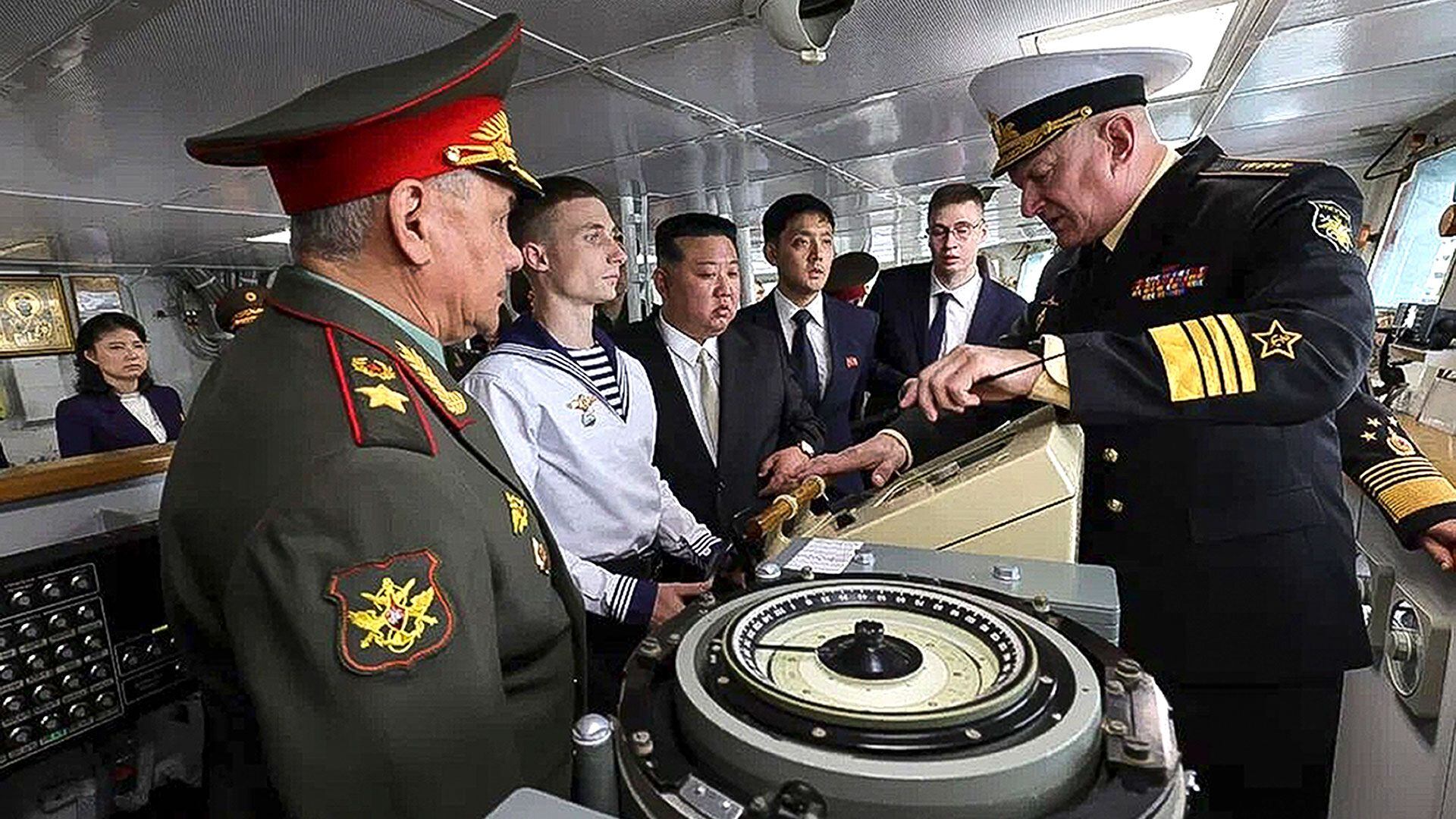 Kim Jong-un se mostró muy interesado en la tecnología armamentística rusa (AP)