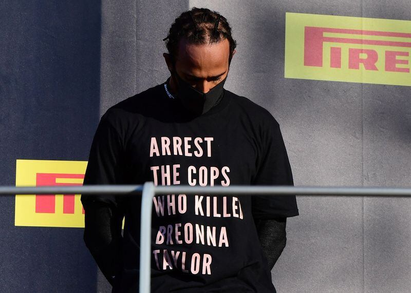 Lewis Hamilton con el mensaje pidiendo la captura de policías que asesinaron a Breonna Taylor (REUTERS/Jennifer Lorenzini)