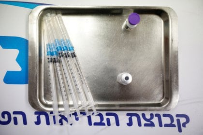 Dosis y jeringas en un centro de salud israelí (Reuters)