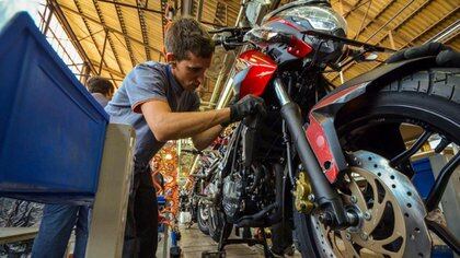 El banco ya ofrece créditos para la compra de motos de fabricación nacional